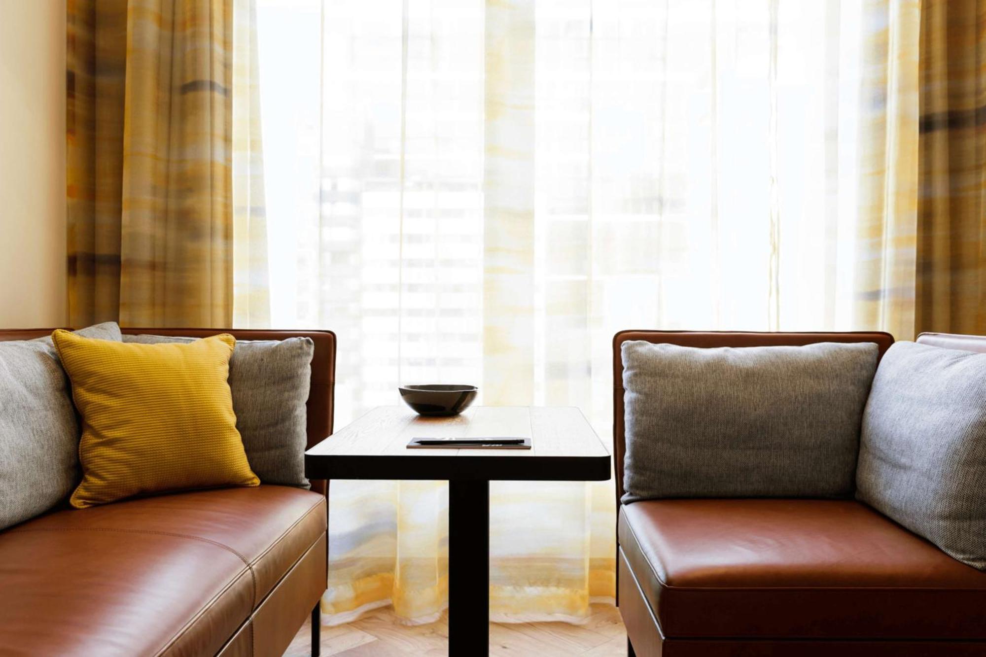 Qt 멜버른 호텔 멜번 외부 사진 A table and two chairs